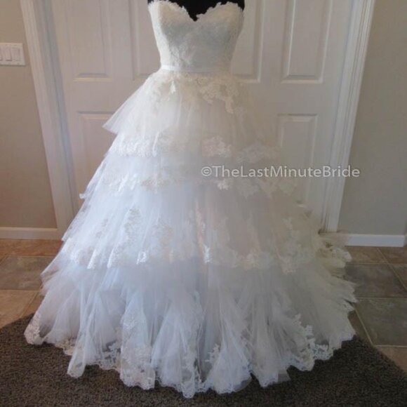 Maggie Sottero Ivory sweetheart neckline tiered layered skirt Wedding Dress 12 - Picture 1 of 13